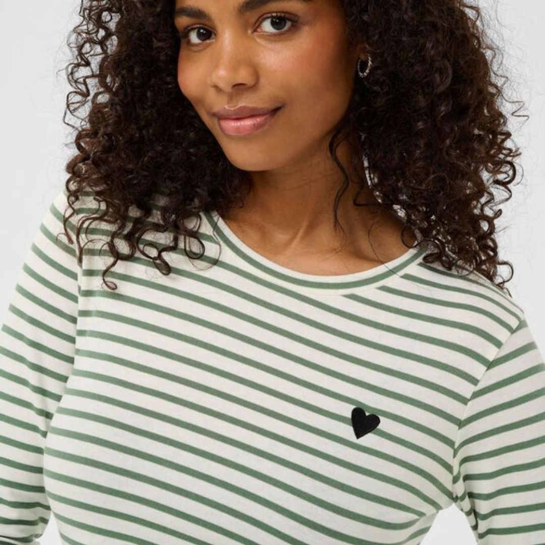 PULL À RAYURES ET BRODERIE DE CŒUR -KAFFE